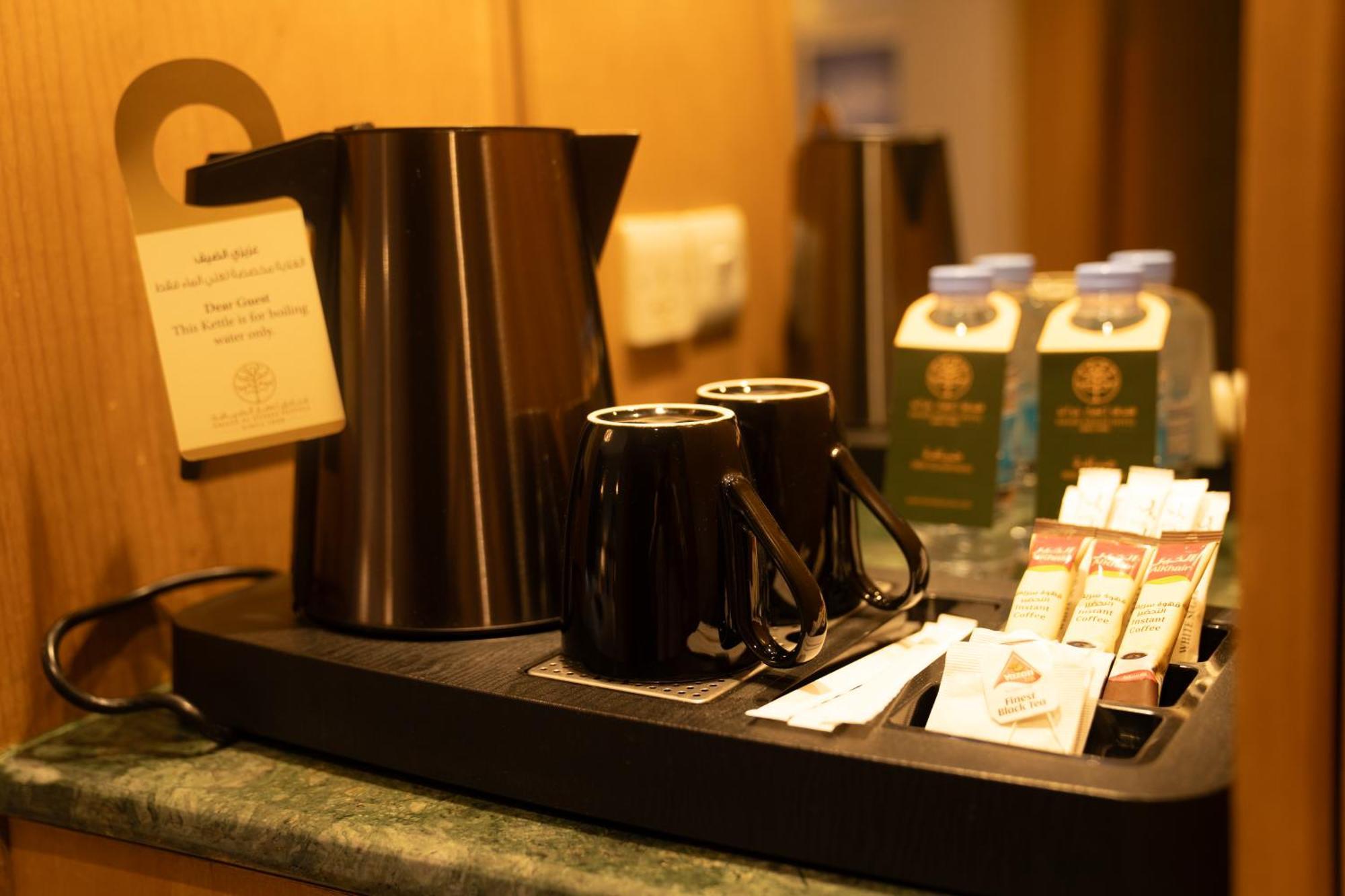 Emaar Grand Hotel Mekka Eksteriør bilde A tea and coffee making facility in a hotel room